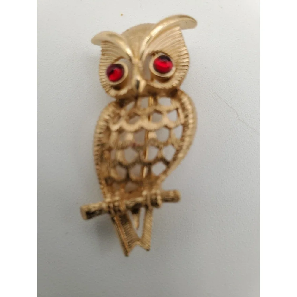Vtg Avon Goldtone Red Eyes Owl Brooch Pin